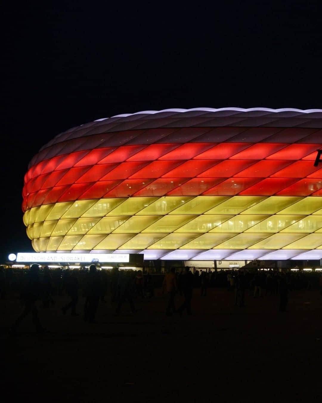 バイエルン・ミュンヘンさんのインスタグラム写真 - (バイエルン・ミュンヘンInstagram)「Wir wünschen euch allen einen wunderschönen #TagderDeutschenEinheit! 🇩🇪 🤝  Wishing everyone a wonderful Day of German Unity! 🇩🇪 🤝 _________ #FCBayern #MiaSanMia #AllianzArena」10月3日 15時45分 - fcbayern