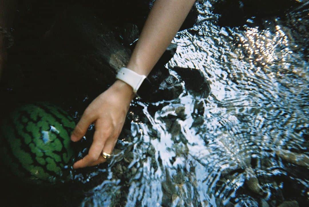 佐藤史果のインスタグラム：「⌚️🍉💧 #大人の #夏休み #夏の思い出 #春夏秋冬 #zine #制作中 #川遊び #🚣🏻‍♂️☀️ photo by📸 @_k___s__」
