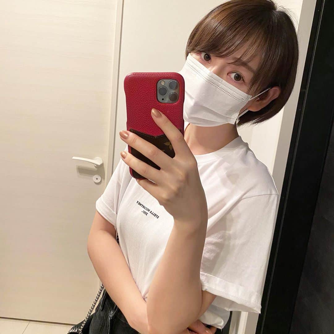 のインスタグラム：「最後の写真にタグ付けしてあります☞﻿ ﻿ 新しく買ったデニムとやっと履けた靴💕💕﻿ まだまだTシャツ着ちゃう🤭暑がりなのかな? ボーイッシュとレディーのこのバランスが好みです😌💭﻿ ﻿ ﻿ tops @stellamccartney  bottoms @acnestudios  shoes @chanelofficial  bag @stellamccartney  ﻿ ﻿ ﻿ #ファッション #ファッションコーデ #コーデ #コーディネート  #服 #いつかのコーデ #デニム #デニムコーデ #ショートヘア #ショートカット #シャネル #ステラマッカートニー #アクネストゥディオズ #ootd #fashion #code #codenate #chanel #stellamccartney #acnestudios  #fashiongram」