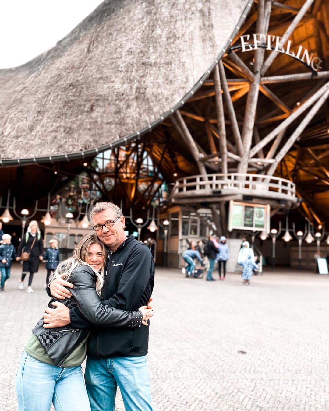 のインスタグラム：「I am lucky with the family I got, even more lucky that I’ve never doubted that fact and they returned the trust I gave them. I’ve always appreciated the time I get to spend with my family, even more when I moved half a world away. So.. Every ones in a while the whole family gets together creating some magical memories with those loving moments together.  Daddy’s boefie, Milo’s favorite aunt and mom her liefie, content and really Happy. #familyfirst #bestfamily #efteling #lovethemsomuch」