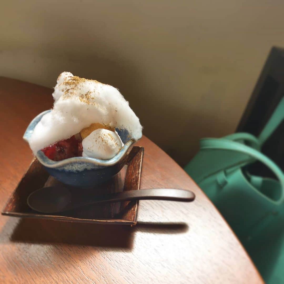 ayaka8880のインスタグラム：「. . 学生時代、初めて母に夫を紹介したカフェ🧉 . 今日は、初めての母子分離になった娘のバレエを大丈夫かとそわそわしながらバレエママとランチをバクつきました。 . わたあめのデザート、おいしかった。 . ん〜、年を感じます . #年内もあと2ヶ月 #恐ろしい」
