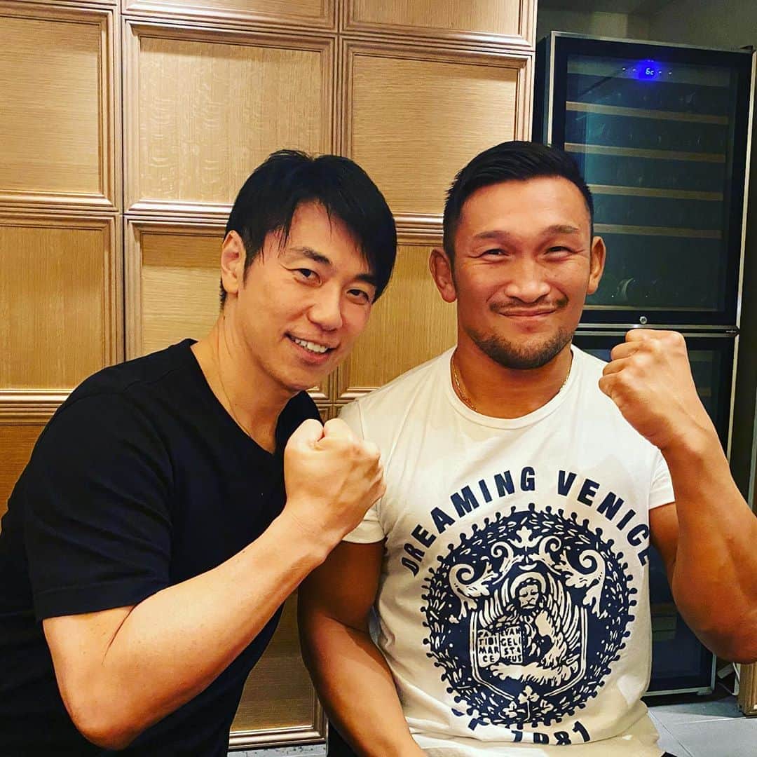 ストラッサー起一のインスタグラム：「この前、大阪でメインスポンサーさんの 宇佐美さんと2人で食事に行って来ました😊 場所は北新地にある【お肉 ガルリ】さん。 初めて行かせて頂きましたがお肉めちゃ美味しかったです😋 この日も色んな話し沢山して頂いて僕自身もモチベーション上がりました💪 先日は本当にありがとうございました。 次に向けて頑張ります！！！   #スポンサー #サンシステム #大阪 #北新地 #肉」