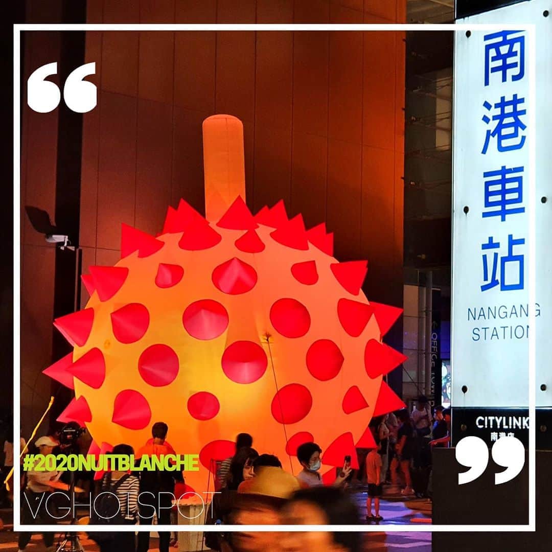 Vogue Taiwan Officialさんのインスタグラム写真 - (Vogue Taiwan OfficialInstagram)「#白晝之夜現場直擊  CITYLINK廣場前空地這個六米高的大型充氣榴槤太吸睛了！藝術家余政達所創作，探索西方社群媒體中的「網紅」現象。  ⚡有到現場的人，記得在IG PO文加入 #VGHotSpot #2020NuitBlanche，有機會讓你的美照出現在VOGUE上  #2020白晝之夜  #VGHotSpot #2020NuitBlanche #VOGUETaiwan #charayuuu」10月4日 2時46分 - voguetaiwan