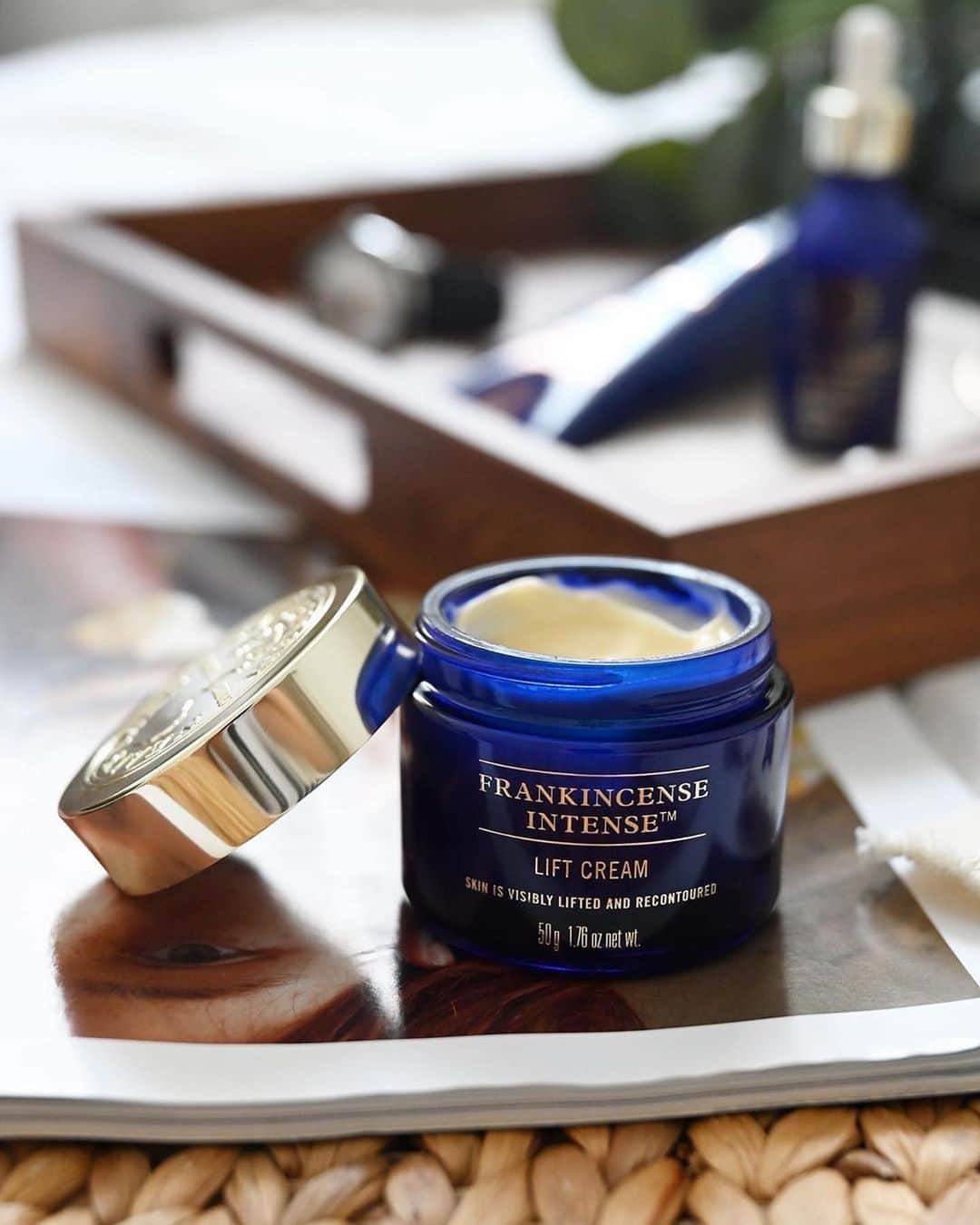 Neal's Yard Remediesさんのインスタグラム写真 - (Neal's Yard RemediesInstagram)「WE 💙FRANKINCENSE ✨Frankincense Intense™ Lift Cream.  Our age well secret ingredient – award-winning Frankincense Active Phyto Complex – has proven collagen protecting properties and a profound antioxidant effect*.  We use the world’s first certified organic Boswellia sacra frankincense from Oman in our Frankincense Intense™ Lift collection. In the heart of Oman, the calming aroma of burning frankincense has been treasured for centuries. Sustainably sourced from the resin of the Boswellia sacra trees that grow wild in the Dhofar region of Oman, the precious resin is expertly harvested using traditional tools before being hand-sorted and distilled to extract the pure essential oil, leaving behind a by-product. RG: @nikkichien 😍💙」10月4日 1時17分 - nealsyardremedies