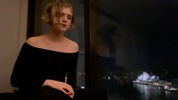 のインスタグラム：「Well, it’s just before 1am and the lights are about to go out at the beautiful Opera House. Admiring this view and feeling nostalgic. Remembering my phenomenal great grandma on my dad’s side-she was strong, gregarious and full of love. Her name was Carali, a proud Italian and concert pianist. A passionate friend of the arts and I dedicate this song to her memory. One day I will meet her and sing for her💚🤍❤️  🎶Credit to beautiful guitar cover by Levin🎶  #OrnellaVanoni #Lappuntamento  #melancholy #mood #nostalgia #TheAppointment #Date #ASL #AmericanSignLanguage #support #Deaf #community #learn #Italy #Italian #culturaladventurist #Sydney #Australia #music #artist #singer #guitar #piano #love #live #art #explore #music #song #instadaily #instamusic」