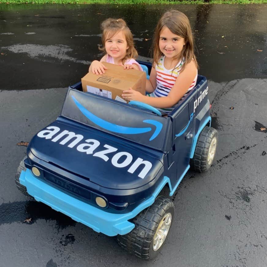 Amazonさんのインスタグラム写真 - (AmazonInstagram)「This adorable sister duo 💙 loves Amazon deliveries so much that their dad surprised them with their very own Prime delivery truck! 🚚⠀ 📸: @matty_sevs」10月4日 1時25分 - amazon