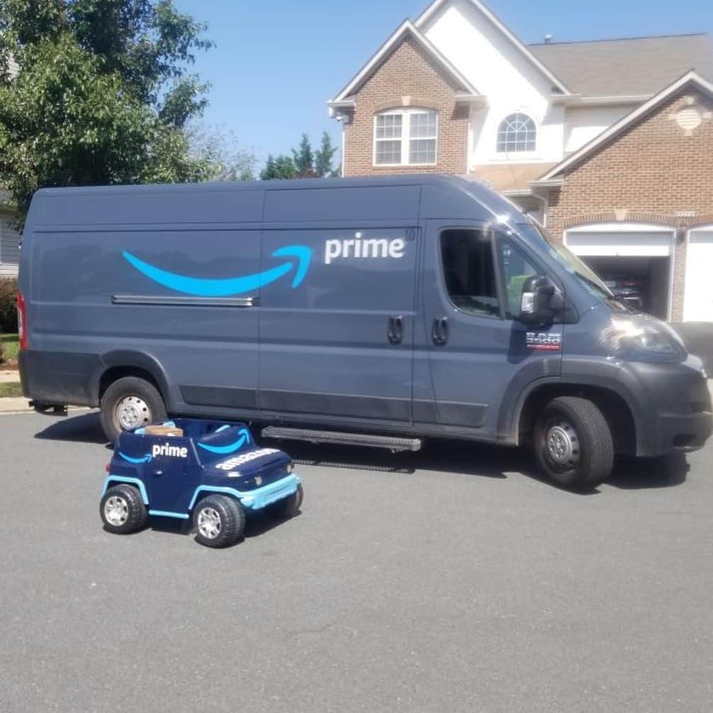 Amazonさんのインスタグラム写真 - (AmazonInstagram)「This adorable sister duo 💙 loves Amazon deliveries so much that their dad surprised them with their very own Prime delivery truck! 🚚⠀ 📸: @matty_sevs」10月4日 1時25分 - amazon