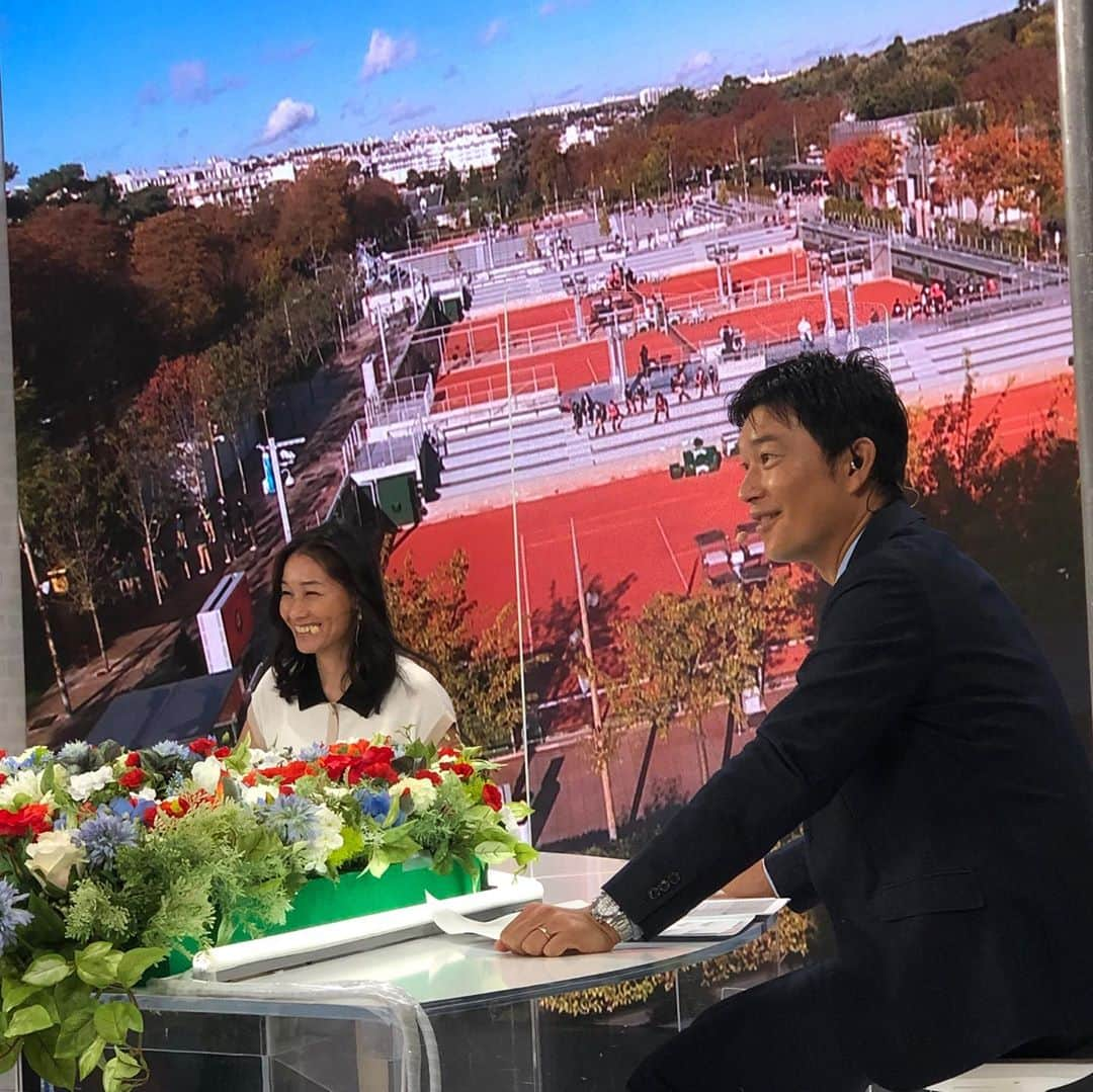 伊達公子さんのインスタグラム写真 - (伊達公子Instagram)「Roland Garros 2020大会7日目 Parisの朝は青空! 番組前スタジオは近藤大生くん、@mika_masudam 増田アナと。 Parisにいる@florent_dabadie  とも。 スタジオ後は女子3回戦ケニンvs予選から勝ち上がってきていたバラとの試合を解説。 実況は初の木村アナ。 相撲用語が出てくることがあるので解説前に突っ張りポーズで！ #伊達公子 #kimikodate #テニス #テニスプレイヤー #テニスプレーヤー #tennis #tennisplayer #instatennis #rolandgarros #rolandgarros2020 #全仏オープン #全仏オープン2020 #wowow #wowowテニス #wowowテニスアンバサダー #大会7日目 #day7」10月4日 1時33分 - kimiko.date