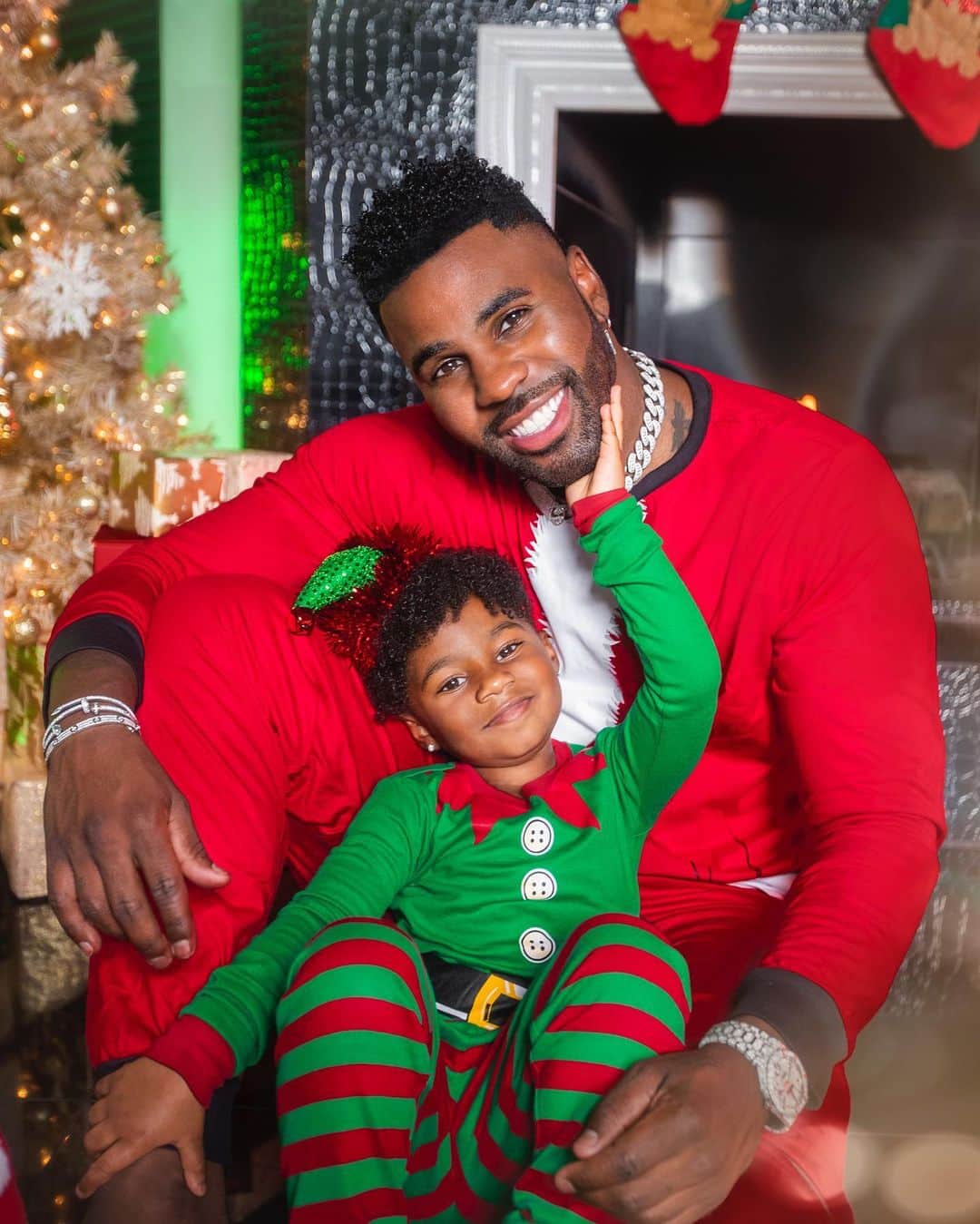 ジェイソン・デルーロのインスタグラム：「Y’all have met my niece @skylarderulo but this is the first time we got to work together on a brand collab! She is @childrensplace #1 fan, so when they came out with new holiday matching family PJs for the whole fam (including @babygale, @jcool_d and #Icederulo), I couldn’t say no to getting them! I earned Best Uncle Ever status workin that Santa suit  Hit the link in my bio to check out the @childrensplace and get their matching family PJs now. #mychildrensplace #ad」