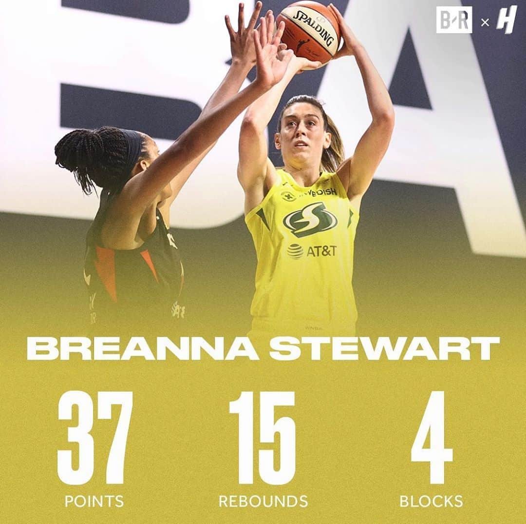 のインスタグラム：「Stewie going stupid @breannastewart30 #holdat #walkingbucket @seattlestorm 1-0 ☔️」