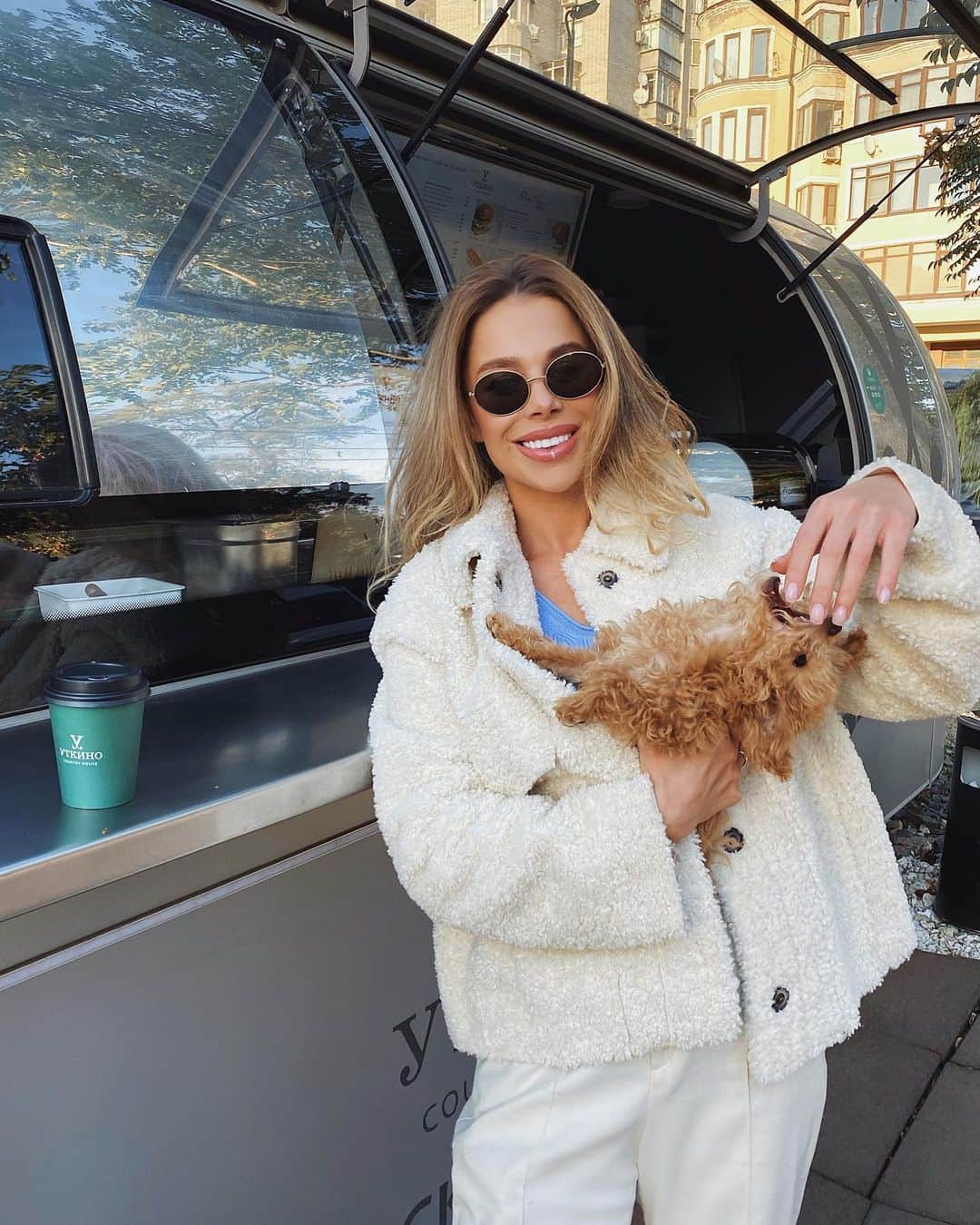 Anyuta Goldenのインスタグラム：「Я и бандит 🍂🧡」