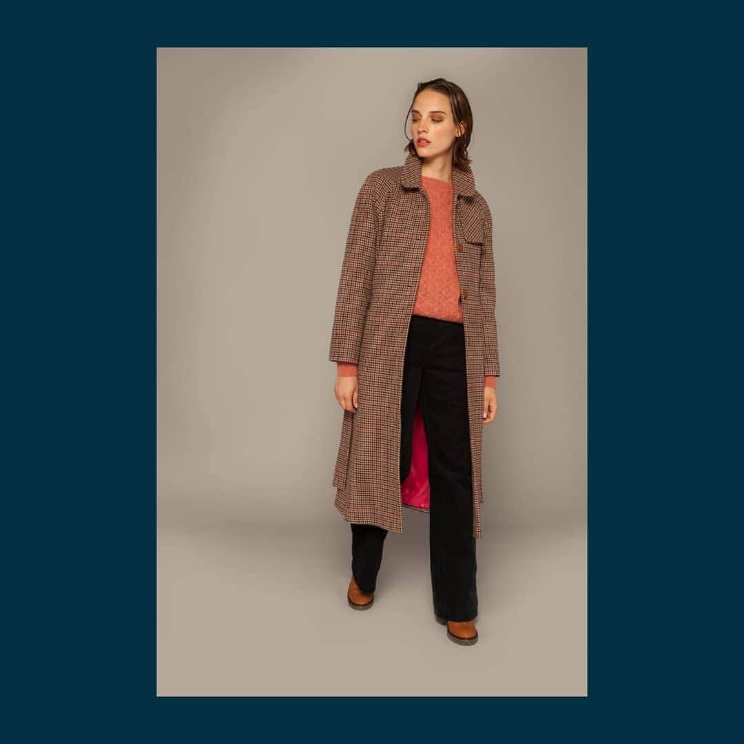 ベンシモンのインスタグラム：「Le temps des manteaux 🍂 ​C'est le moment de ressortir LA pièce de notre dressing qui peut faire tout un look. ​Longs, courts, unis, à motifs, simples ou colorés, nos manteaux ont chacun leur identité mais un mot les rassemble : qualité. Tous nos manteaux sont développés dans notre atelier parisien qui sélectionne avec soin les tissus et partenaires au savoir-faire historique pour créer de belles pièces pensées pour durer.  Alors, lequel vous a fait craquer ?  ​🇬🇧 The time of coats 🍂 It's time to bring out THE piece of our dressing room that can make a whole look. Long, short, plain, patterned, simple or colourful, our coats each have their own identity but one word in common: quality. Our coats are developed in our Parisian workshop which carefully selects fabrics and partners with historical know-how to develop beautiful pieces designed to last . So, which one made you fall in love with it?  ​#bensimon #mode #tennis #manteau #fashion」