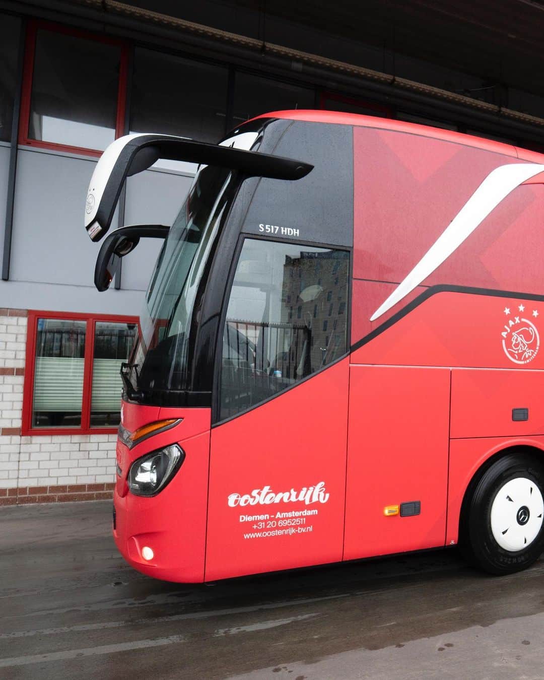 アヤックス・アムステルダムさんのインスタグラム写真 - (アヤックス・アムステルダムInstagram)「Groningen, here we come! 🚏 Safe journey in our new team bus, boys! 🚌 #groaja」10月4日 1時45分 - afcajax