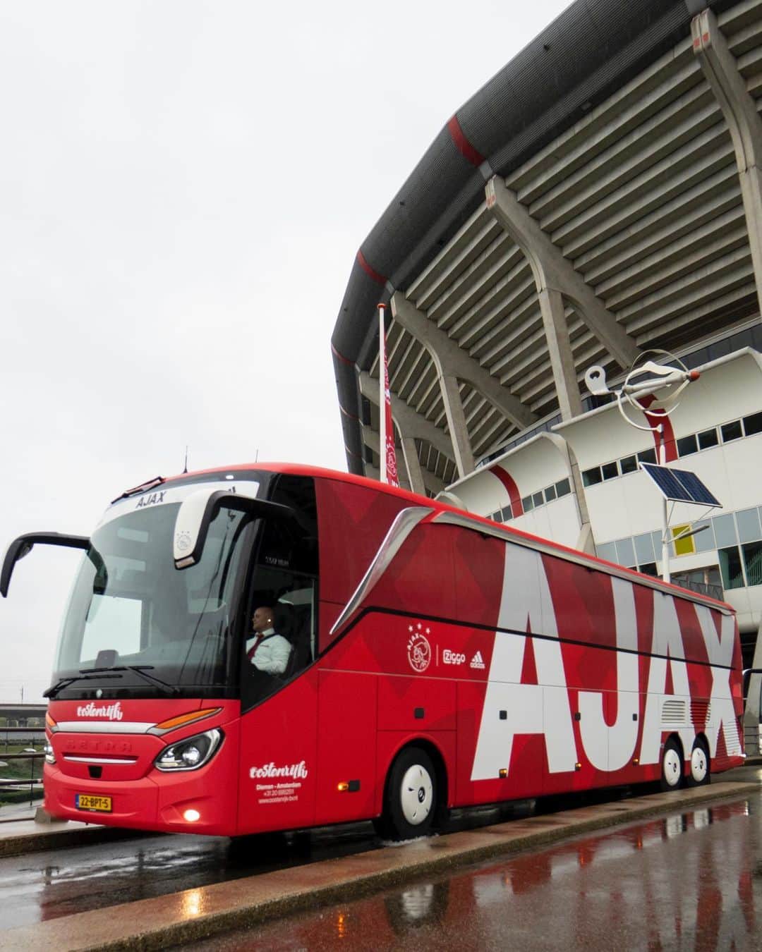 アヤックス・アムステルダムさんのインスタグラム写真 - (アヤックス・アムステルダムInstagram)「Groningen, here we come! 🚏 Safe journey in our new team bus, boys! 🚌 #groaja」10月4日 1時45分 - afcajax