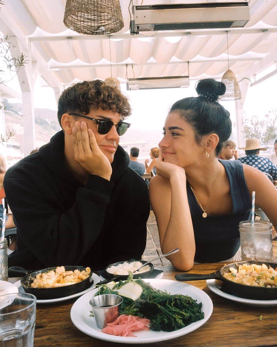 Bryant Eslavaのインスタグラム：「/ WHAT TIME IS IT FOR YOU RIGHT NOW ?  • check out my editing app: @everbloom 🌸」
