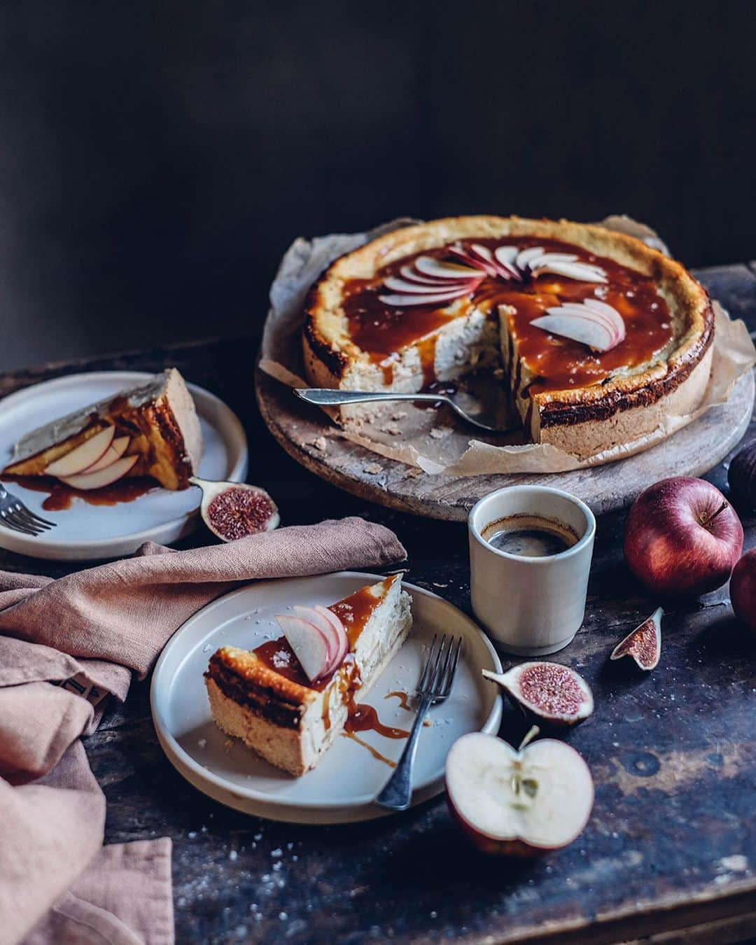 Our Food Storiesさんのインスタグラム写真 - (Our Food StoriesInstagram)「We are sharing the recipe for this delicious gluten-free apple-quark cake with salted caramel in our stories today, have a look 🤗 Happy weekend guys! #ourfoodstories  _____ #glutenfreecake #glutenfri #glutenfrei #glutenfreerecipes #quarkkuchen #applecake #apfelkuchen #cakerecipe #bakinglove #foodstylist #germanfoodblogger #foodphotographer #momentslikethese #gatheringslikethese」10月4日 1時55分 - _foodstories_