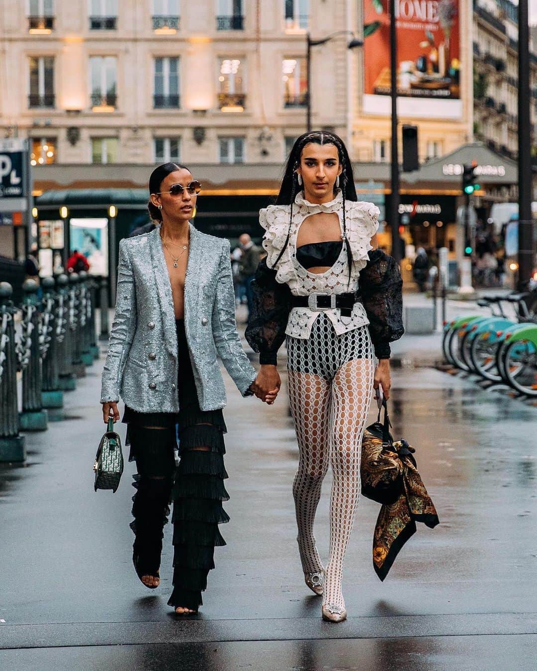 Vogue Runwayさんのインスタグラム写真 - (Vogue RunwayInstagram)「Even with a smaller than usual Paris Fashion Week, street style lives on. @styledumonde is photographing all the best looks, see her photos at the link in bio.」10月4日 2時05分 - voguerunway