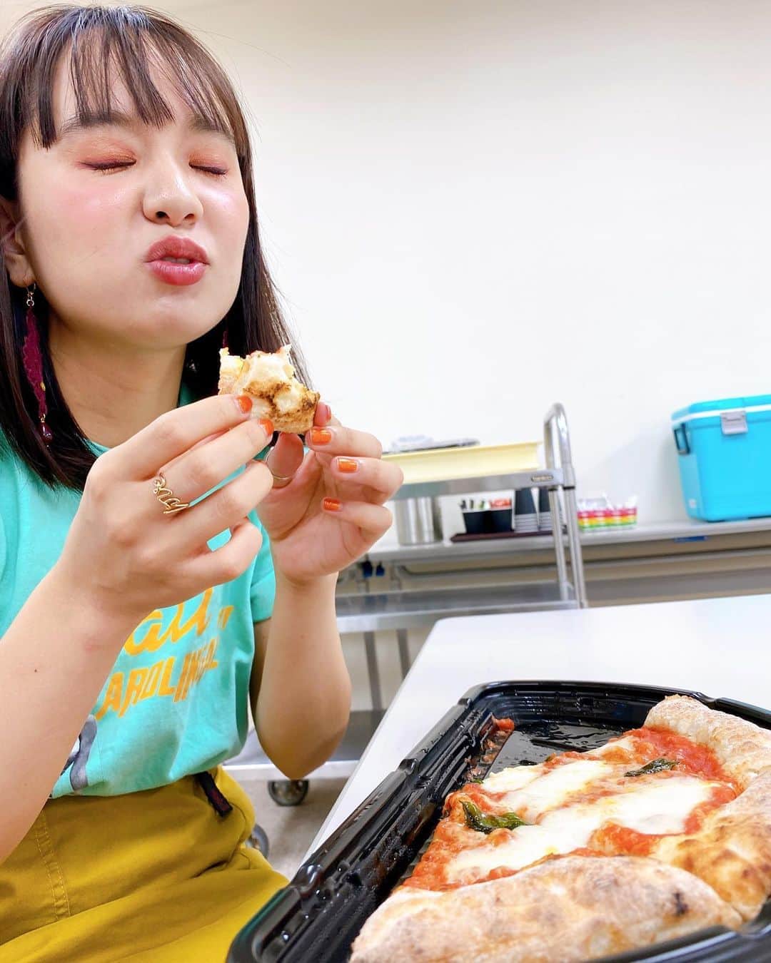 小春さんのインスタグラム写真 - (小春Instagram)「美味しいねえピザねえ  #姉カメラ」10月4日 2時06分 - suttokodokkoiii