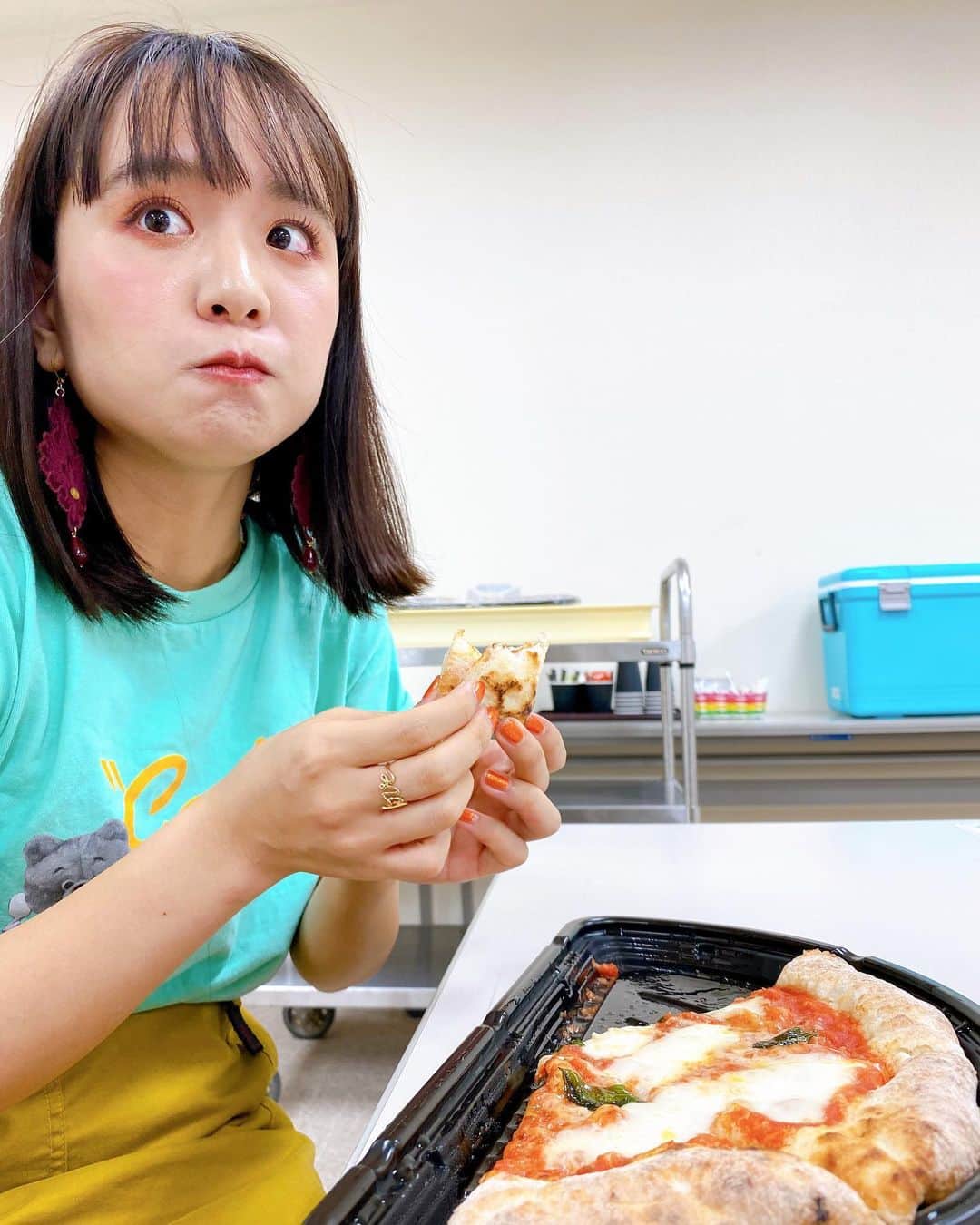 小春のインスタグラム：「美味しいねえピザねえ  #姉カメラ」