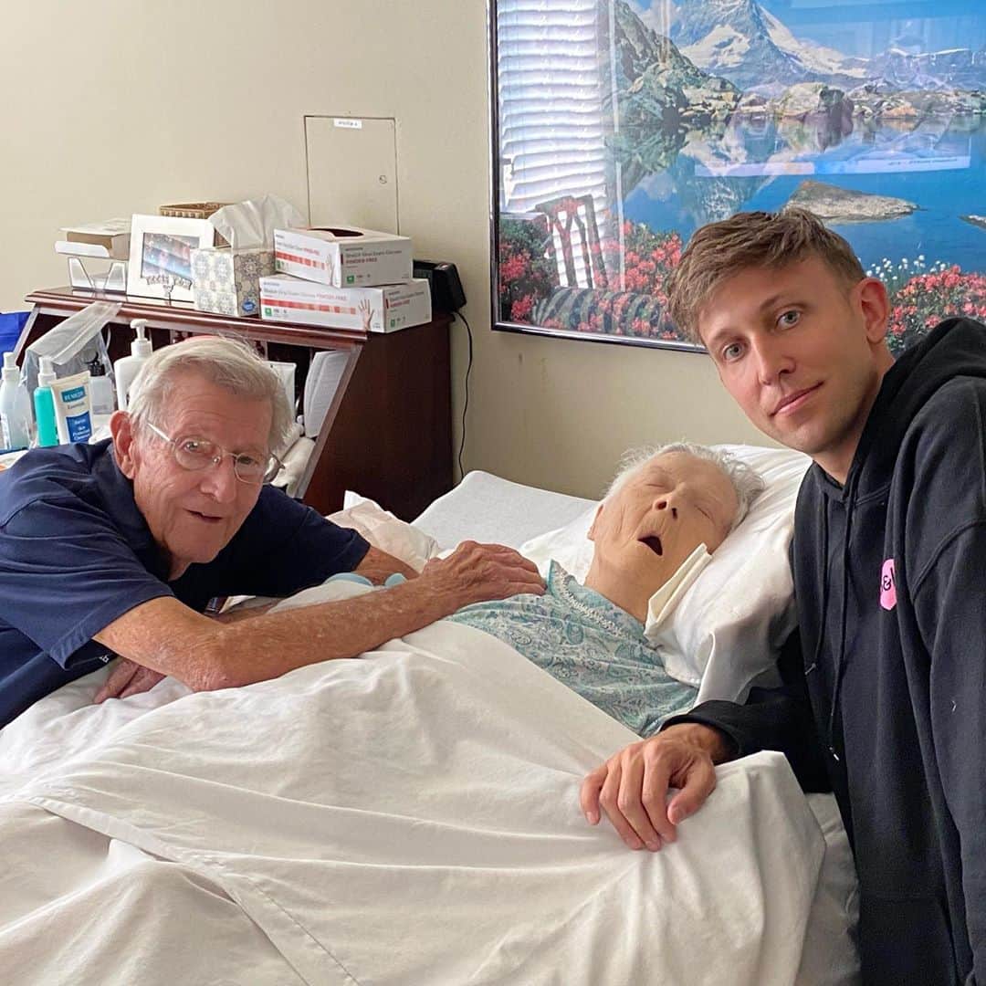 マット・ステファニーナさんのインスタグラム写真 - (マット・ステファニーナInstagram)「My grandma's name is violet but everyone knows her as cookie.  Back in march her health got worse and I wanted to visit but due to COVID wasn't able to.  However, a couple days ago we facetime'd and I could tell her time was coming.   I booked a flight right away to come even though she wasn't expected to make it through the night but she did, she made it.  She passed a couple hours after we took this photo but i'm so grateful she held on long enough for me to tell her I loved her.  it's hard, leaving your family to move to a new city, to start a new life.  a lot of times i feel guilty for not being there enough, but i know how proud she was of me.   in 2008, before i moved to LA I came and taught a hip hop class at their old folks home.  my grandma learned how to tut and arm wave (3rd picture) and it was all she and her friends talked about for years🤣   she was a tough cookie and she loved us so much.  her and my grandpa were married for 70 years and he's still kickin at 95, healthy as a horse, trading stocks every day and making everyone laugh.   I don't share a lot of personal stuff on social media and in general i'm a pretty private person, but i know we've all been going through a lot the past 6 months.  If you haven't seen your family in a while, reach out and tell them you love them today 💙  the 2nd picture is my favorite 🍪」10月4日 1時59分 - mattsteffanina