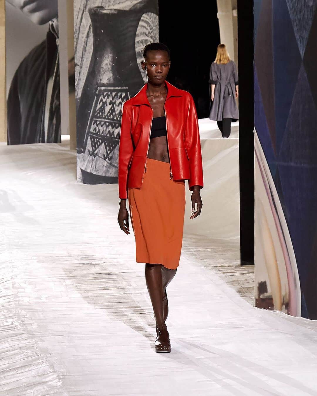 のインスタグラム：「Freedom to reinvent.   #SpringSummer2021 #Hermes #HermesFemme #ZipJacket  #FlaredSkirt  #TheaterRed」