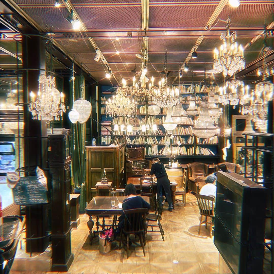 RinRinさんのインスタグラム写真 - (RinRinInstagram)「先日 @theglobe_antiques カフェの閉店の前に@minori00mon と @glassmachina とお茶してきました〜初めて行ったけどこんなに素敵な空間でもうお茶できないのが残念！でも行けて良かったー💘 (一時間以上待ちだから隣でサンドウィッチ食べに行った〜🤣) Went to have afternoon tea with @minori00mon and @glassmachina at @theglobe_antiques cafe before they closed.  They had such a beautiful atmosphere it’s a shame we won’t be able to have tea there anymore but I’m glad I was able to go before it closed. (Went for sandwiches nearby because over 1hour wait time🤣) (📸 by @glassmachina ) . . #ootd Dress: #pameopose Mask: #barrackroom Earrings: #lyramiki  Necklace: #lovebullets  . .  #rinrindoll #japan #tokyo #harajuku #japanesefashion #tokyofashion #harajukufashion #東京 #コーデ #今日のコーデ #秋コーデ #theglobeantiques #お茶会 #アフターヌーンティー #teaparty #afternoontea #tokyocafe #japancafe #東京カフェ」10月4日 2時03分 - rinrindoll