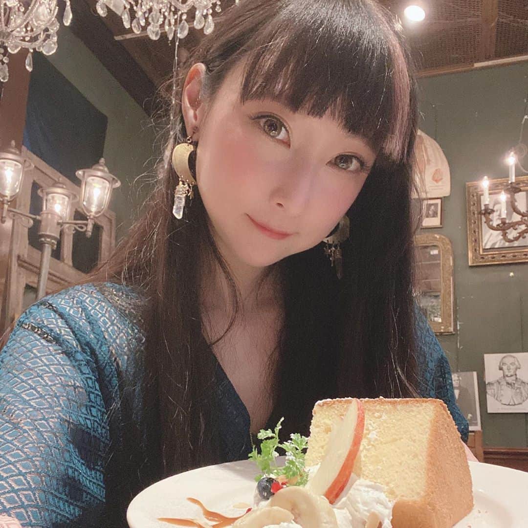 RinRinさんのインスタグラム写真 - (RinRinInstagram)「先日 @theglobe_antiques カフェの閉店の前に@minori00mon と @glassmachina とお茶してきました〜初めて行ったけどこんなに素敵な空間でもうお茶できないのが残念！でも行けて良かったー💘 (一時間以上待ちだから隣でサンドウィッチ食べに行った〜🤣) Went to have afternoon tea with @minori00mon and @glassmachina at @theglobe_antiques cafe before they closed.  They had such a beautiful atmosphere it’s a shame we won’t be able to have tea there anymore but I’m glad I was able to go before it closed. (Went for sandwiches nearby because over 1hour wait time🤣) (📸 by @glassmachina ) . . #ootd Dress: #pameopose Mask: #barrackroom Earrings: #lyramiki  Necklace: #lovebullets  . .  #rinrindoll #japan #tokyo #harajuku #japanesefashion #tokyofashion #harajukufashion #東京 #コーデ #今日のコーデ #秋コーデ #theglobeantiques #お茶会 #アフターヌーンティー #teaparty #afternoontea #tokyocafe #japancafe #東京カフェ」10月4日 2時03分 - rinrindoll