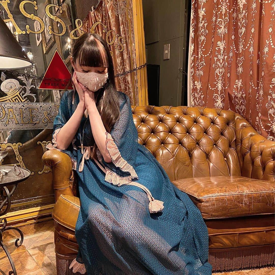 RinRinさんのインスタグラム写真 - (RinRinInstagram)「先日 @theglobe_antiques カフェの閉店の前に@minori00mon と @glassmachina とお茶してきました〜初めて行ったけどこんなに素敵な空間でもうお茶できないのが残念！でも行けて良かったー💘 (一時間以上待ちだから隣でサンドウィッチ食べに行った〜🤣) Went to have afternoon tea with @minori00mon and @glassmachina at @theglobe_antiques cafe before they closed.  They had such a beautiful atmosphere it’s a shame we won’t be able to have tea there anymore but I’m glad I was able to go before it closed. (Went for sandwiches nearby because over 1hour wait time🤣) (📸 by @glassmachina ) . . #ootd Dress: #pameopose Mask: #barrackroom Earrings: #lyramiki  Necklace: #lovebullets  . .  #rinrindoll #japan #tokyo #harajuku #japanesefashion #tokyofashion #harajukufashion #東京 #コーデ #今日のコーデ #秋コーデ #theglobeantiques #お茶会 #アフターヌーンティー #teaparty #afternoontea #tokyocafe #japancafe #東京カフェ」10月4日 2時03分 - rinrindoll