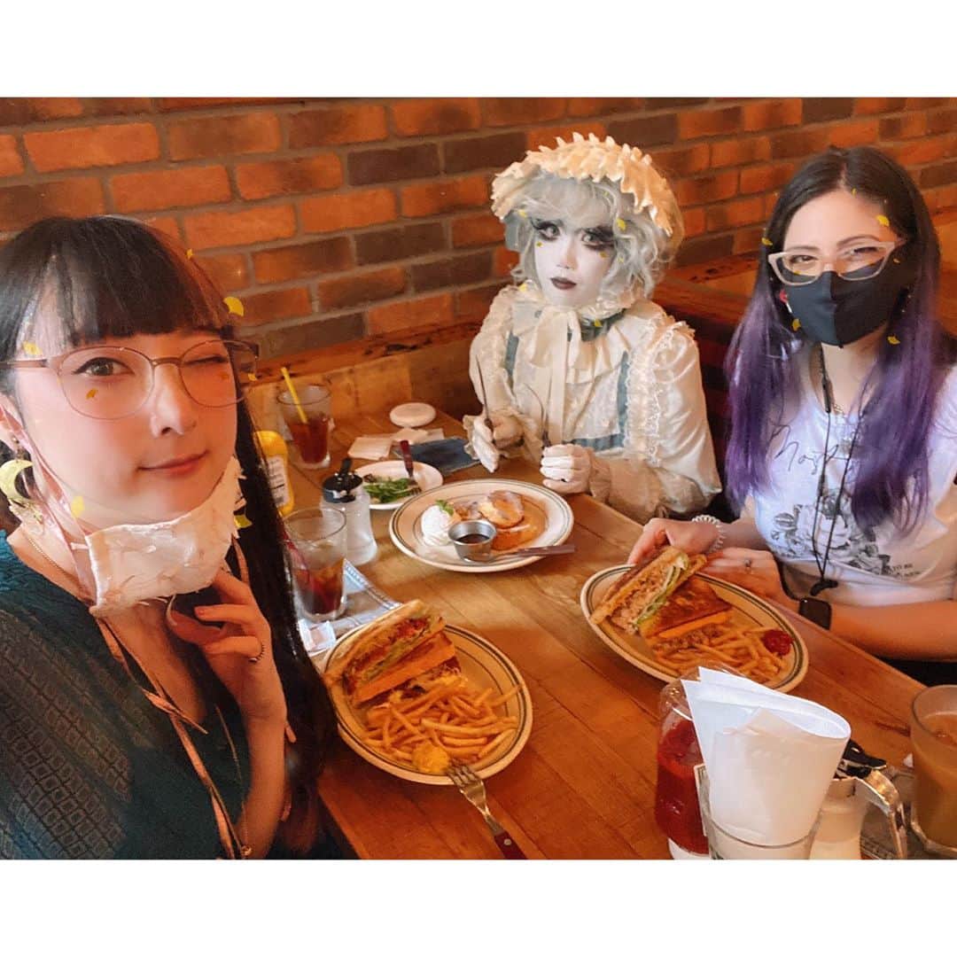 RinRinさんのインスタグラム写真 - (RinRinInstagram)「先日 @theglobe_antiques カフェの閉店の前に@minori00mon と @glassmachina とお茶してきました〜初めて行ったけどこんなに素敵な空間でもうお茶できないのが残念！でも行けて良かったー💘 (一時間以上待ちだから隣でサンドウィッチ食べに行った〜🤣) Went to have afternoon tea with @minori00mon and @glassmachina at @theglobe_antiques cafe before they closed.  They had such a beautiful atmosphere it’s a shame we won’t be able to have tea there anymore but I’m glad I was able to go before it closed. (Went for sandwiches nearby because over 1hour wait time🤣) (📸 by @glassmachina ) . . #ootd Dress: #pameopose Mask: #barrackroom Earrings: #lyramiki  Necklace: #lovebullets  . .  #rinrindoll #japan #tokyo #harajuku #japanesefashion #tokyofashion #harajukufashion #東京 #コーデ #今日のコーデ #秋コーデ #theglobeantiques #お茶会 #アフターヌーンティー #teaparty #afternoontea #tokyocafe #japancafe #東京カフェ」10月4日 2時03分 - rinrindoll