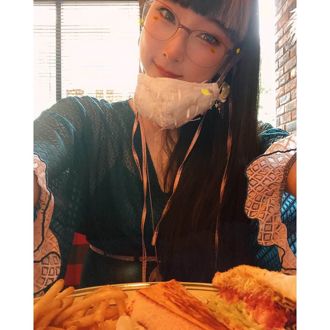 RinRinさんのインスタグラム写真 - (RinRinInstagram)「先日 @theglobe_antiques カフェの閉店の前に@minori00mon と @glassmachina とお茶してきました〜初めて行ったけどこんなに素敵な空間でもうお茶できないのが残念！でも行けて良かったー💘 (一時間以上待ちだから隣でサンドウィッチ食べに行った〜🤣) Went to have afternoon tea with @minori00mon and @glassmachina at @theglobe_antiques cafe before they closed.  They had such a beautiful atmosphere it’s a shame we won’t be able to have tea there anymore but I’m glad I was able to go before it closed. (Went for sandwiches nearby because over 1hour wait time🤣) (📸 by @glassmachina ) . . #ootd Dress: #pameopose Mask: #barrackroom Earrings: #lyramiki  Necklace: #lovebullets  . .  #rinrindoll #japan #tokyo #harajuku #japanesefashion #tokyofashion #harajukufashion #東京 #コーデ #今日のコーデ #秋コーデ #theglobeantiques #お茶会 #アフターヌーンティー #teaparty #afternoontea #tokyocafe #japancafe #東京カフェ」10月4日 2時03分 - rinrindoll