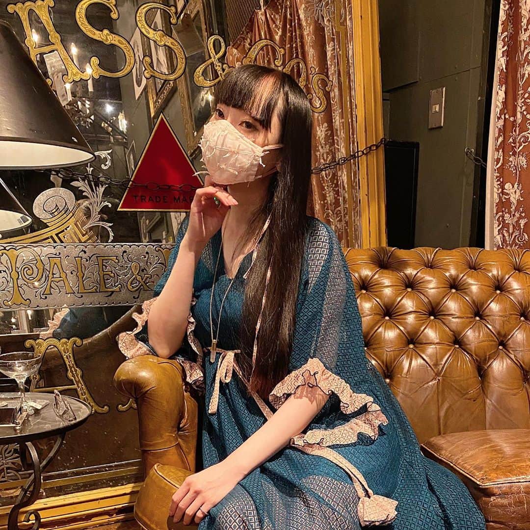 RinRinさんのインスタグラム写真 - (RinRinInstagram)「先日 @theglobe_antiques カフェの閉店の前に@minori00mon と @glassmachina とお茶してきました〜初めて行ったけどこんなに素敵な空間でもうお茶できないのが残念！でも行けて良かったー💘 (一時間以上待ちだから隣でサンドウィッチ食べに行った〜🤣) Went to have afternoon tea with @minori00mon and @glassmachina at @theglobe_antiques cafe before they closed.  They had such a beautiful atmosphere it’s a shame we won’t be able to have tea there anymore but I’m glad I was able to go before it closed. (Went for sandwiches nearby because over 1hour wait time🤣) (📸 by @glassmachina ) . . #ootd Dress: #pameopose Mask: #barrackroom Earrings: #lyramiki  Necklace: #lovebullets  . .  #rinrindoll #japan #tokyo #harajuku #japanesefashion #tokyofashion #harajukufashion #東京 #コーデ #今日のコーデ #秋コーデ #theglobeantiques #お茶会 #アフターヌーンティー #teaparty #afternoontea #tokyocafe #japancafe #東京カフェ」10月4日 2時03分 - rinrindoll
