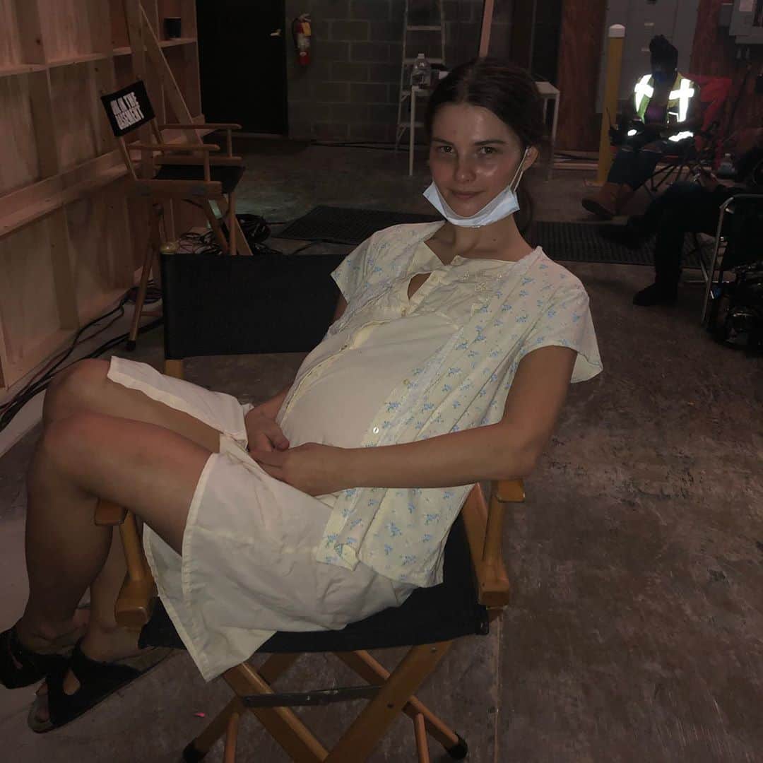 ステファニー・スコットのインスタグラム：「I have waited my entire career to wear a pregnancy belly, and I am proud to say the day has come 🤙」