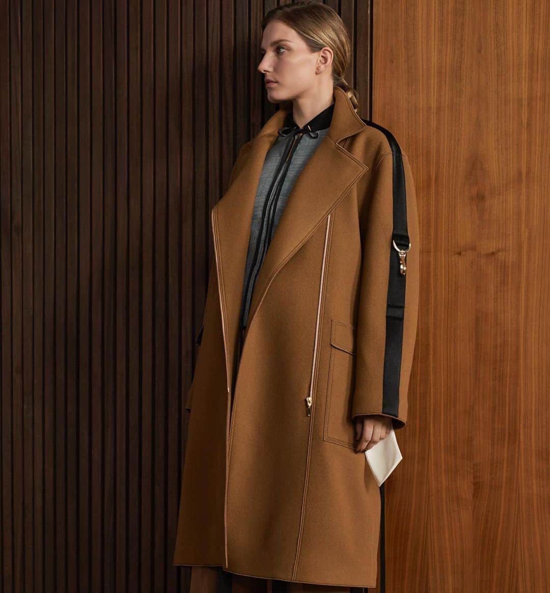 アマンダ ウェイクリーのインスタグラム：「Compact Coating …this fabric is completely genius…it is so compact that even the bitterest of winds won't be getting through…and with contrast top stitching and a sporty satin belt and trims it is super versatile… A x」
