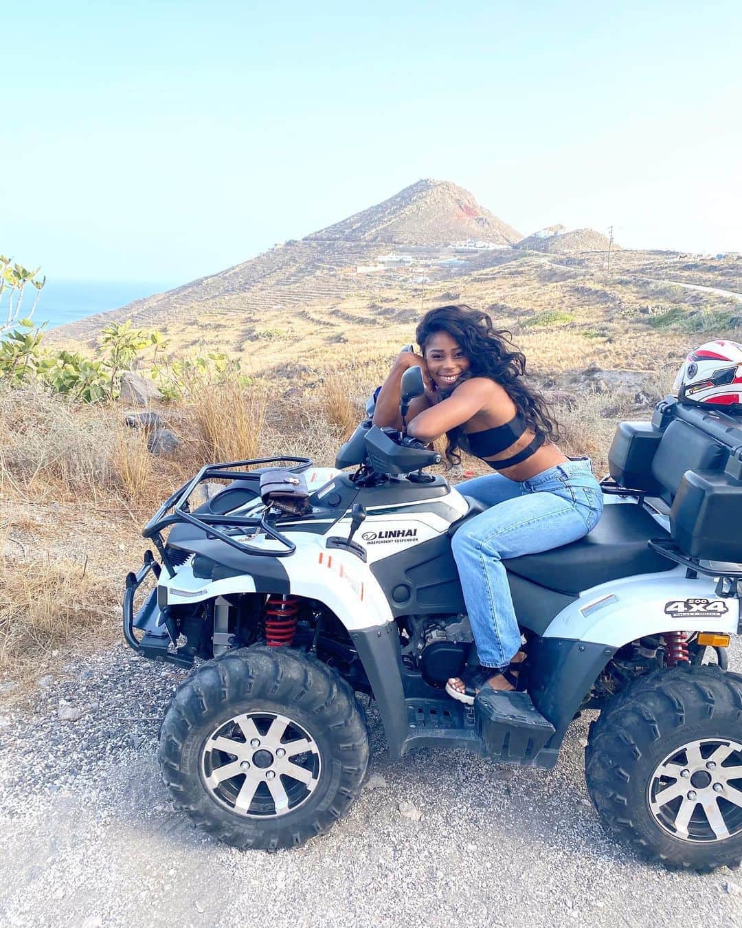 のインスタグラム：「Il y a quelques jours, nous rentrions du cinéma avec mon copain, quand une voiture ayant grillé un feu rouge et une priorité, nous a percuté de face et a réduit en miette tous l’avant de notre voiture.  Une seconde en moins de lucidité et c’est le côté passager qui prenait.  Je comptais faire un post sur mon ressentis de cette saison sportive et la reprise mais je vais d’abords prendre le temps de parler de cette année 2020. A l’image du COVID-19 qui nous a tous boulversé d’une façon ou d’une autre, cet accident m’a laisser comme leçon, que peu importe les tempêtes, les déceptions et les moments difficiles que nous traversons, nous avons la chance de vivre.  God thank you 🤲🏽」