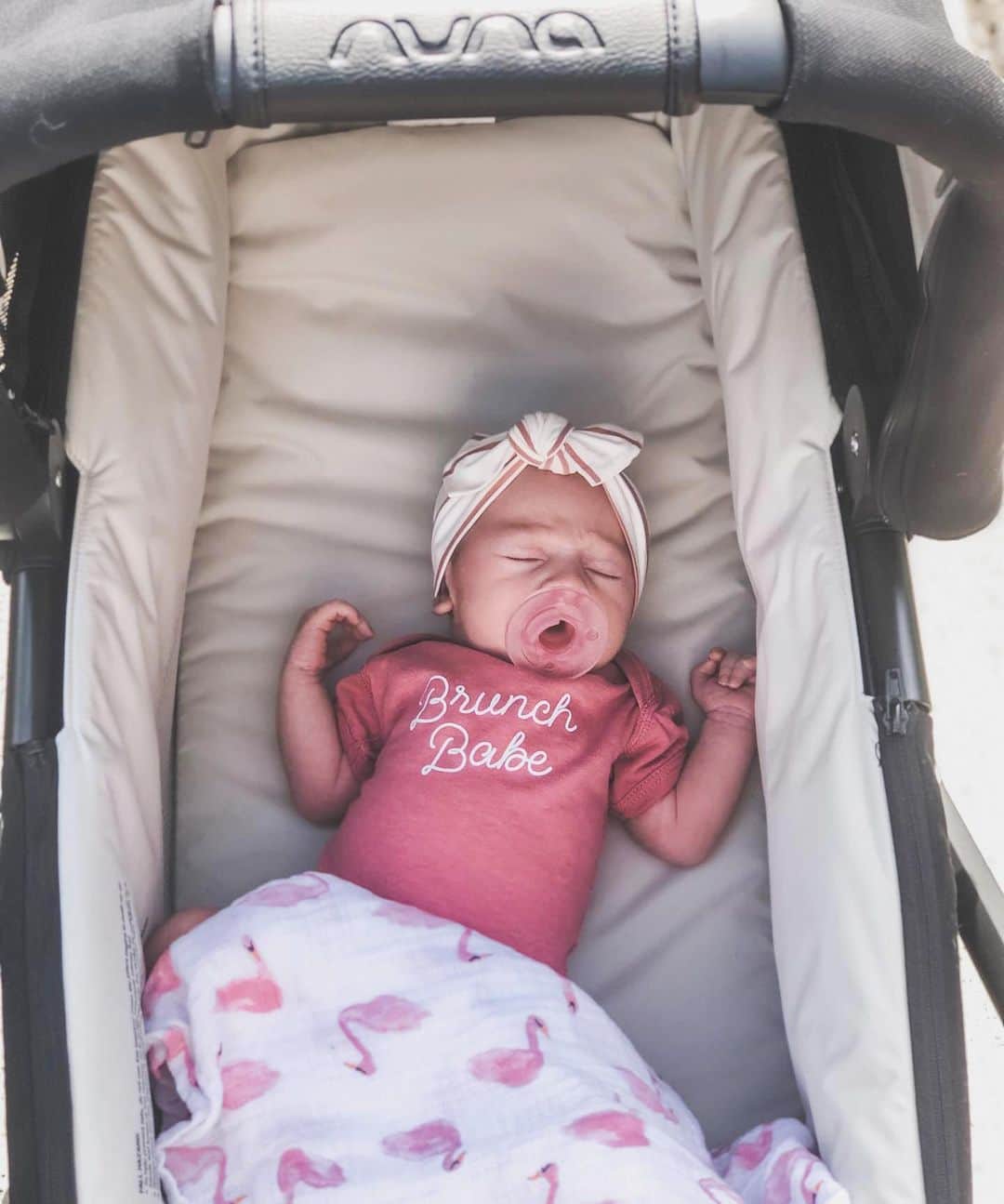 nunaさんのインスタグラム写真 - (nunaInstagram)「That post Brunch nap just hits a little differently when cruising in the MIXX bassinet. 🍼💤  📸: Thank you @norah___clare and @chefgregherman for sharing your post brunch stroll with your little princess 👑」10月4日 2時18分 - nuna_usa