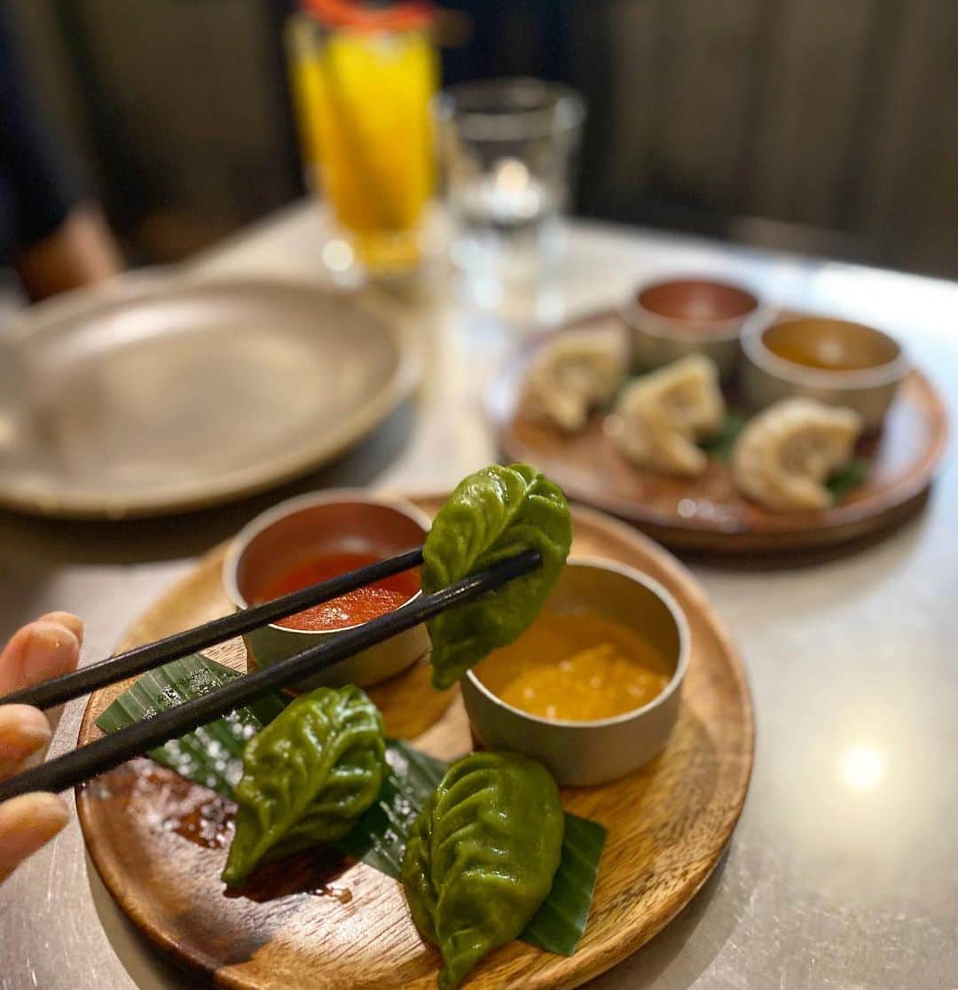 Eat With Steph & Coのインスタグラム：「The most delicious of dinners at Fatt Pundit!! SoHo’s best IMO Indo-Chinese food. Everything was soso good it’s hard to pick a favourite dish but I think the sticky sesame veg, cracklings spinach and the monk fish curry are all must haves!! And of course the brownie 😏 swipe to the end to see it in all its sizzling glory - served in a cast iron pan and drizzled with chocolate sauce. They are collaborating with @snowflakegelato currently for the ice cream on top! So tasty @fattpundit #invite」