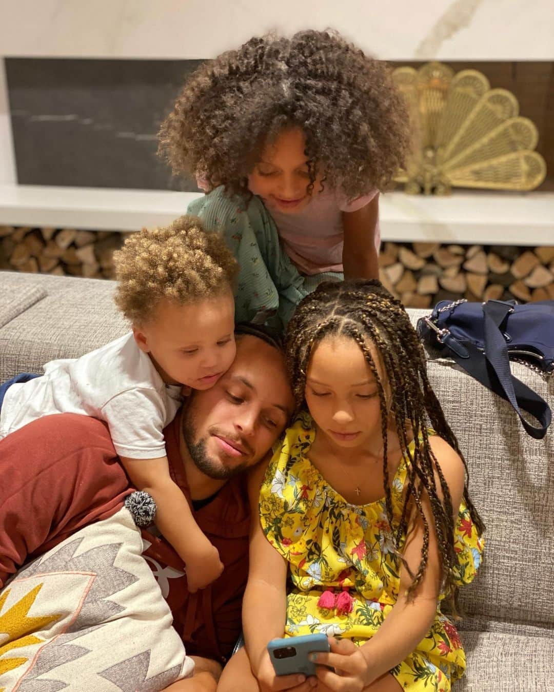 エイヨシャ・カレーのインスタグラム：「🖤growing too fast. 8,5 and 2 ... how?! @stephencurry30 you never cease to amaze me. One of a kind.」