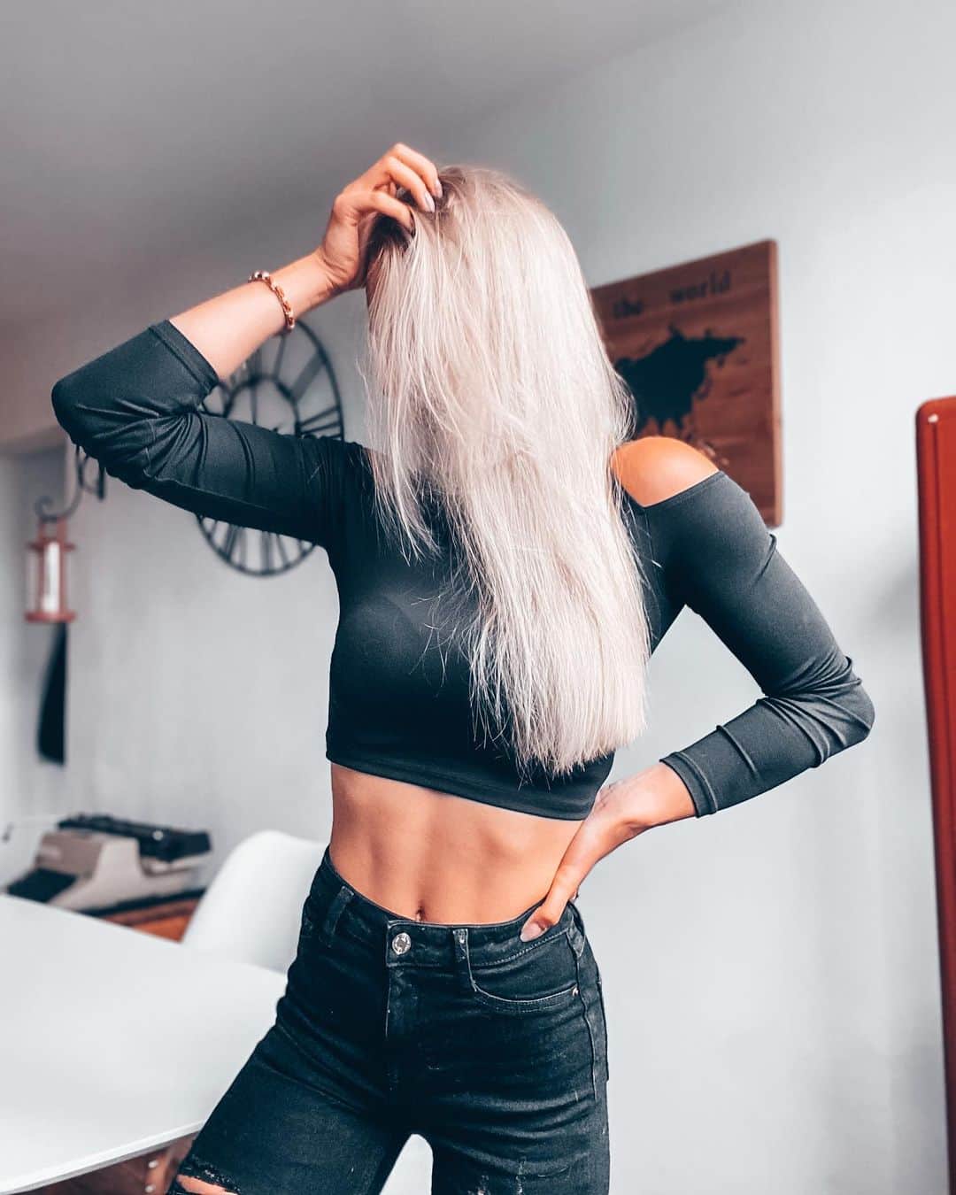 アガタ・クリゲルのインスタグラム：「Any weather that lets me wear crop tops is my kind of weather ☀️ #fit #body #polishgirl #polskadziewczyna #tan #ootd #croptop #blonde」