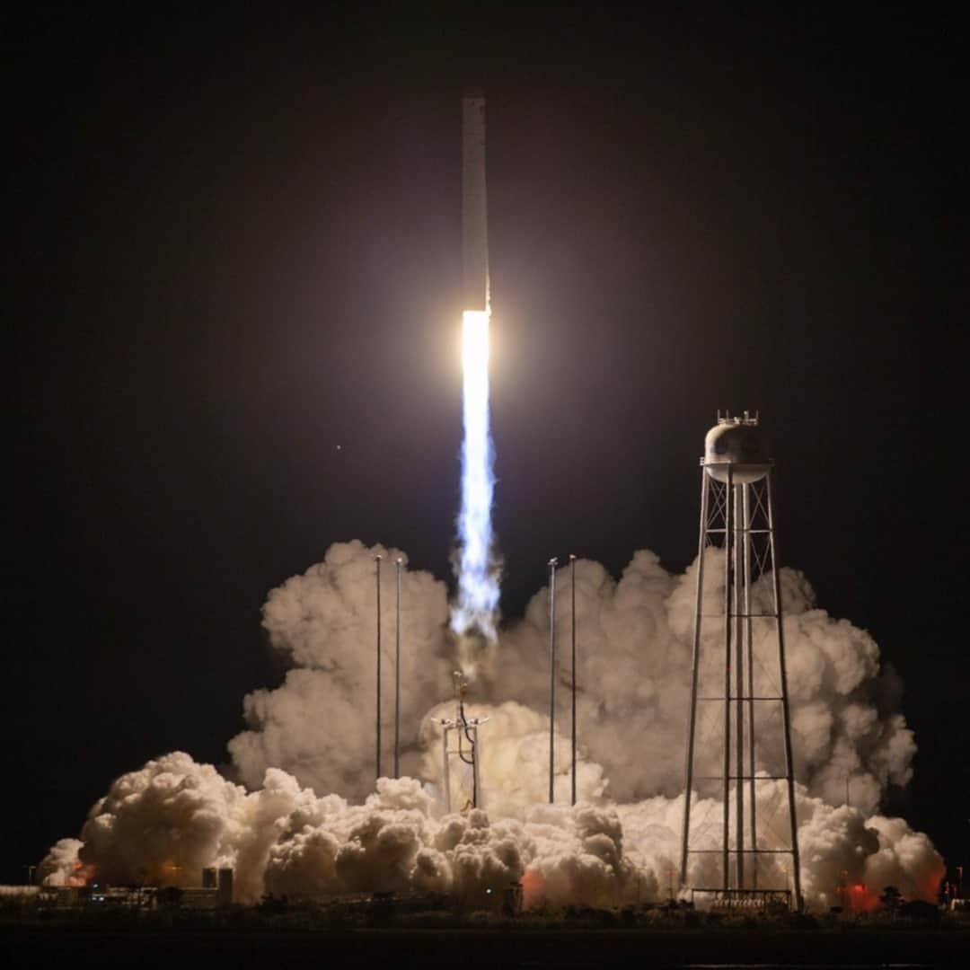 のインスタグラム：「NEW LAUNCH ALERT 🚀 This time in a rocket! We are always looking into the future and the next frontier of skin, and we’re inspired by the dreamers at NASA, who share our commitment to science, innovation, and research. So it was only natural that we’d become the first-ever beauty brand to launch a serum into space! 💫 That’s right, our number-one #AdvancedNightRepair got to tag along on NASA’s latest flight to @ISS. While they explore the secrets of space, we’ll never stop exploring the same for skin. Learn more about our #LittleBrownBottle’s big adventure at the link in our bio.」