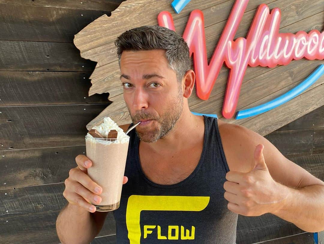 ザッカリー・リーヴァイのインスタグラム：「Heyo! Dallas-Fort Worth friends, and really everyone in the world, let me introduce you to a very special milkshake that was created by superhero Leukemia patient Kasen Crawford. Kasen and @hopdoddy have come together to create ”The Conqueror,” a milkshake that includes a custard base, pieces of red velvet cake, Kit Kat, and crushed pretzels—with 50% profit supporting families dealing with pediatric cancer who need financial support. @saloodinc, the nonprofit behind the collaboration, pairs pediatric cancer patients and businesses to create and sell unique products to offer financial relief for families' pediatric cancer expenses. Purchases can be made for dine in or in store pick up at all Dallas-Fort Worth @hopdoddy locations until October 6th. If you're not in the area but still want to contribute towards the campaign, visit salood.org/donate where you can make a donation in honor of Kasen Crawford. Join me and help support Kasen's amazing milkshake! #kasenforpresident」