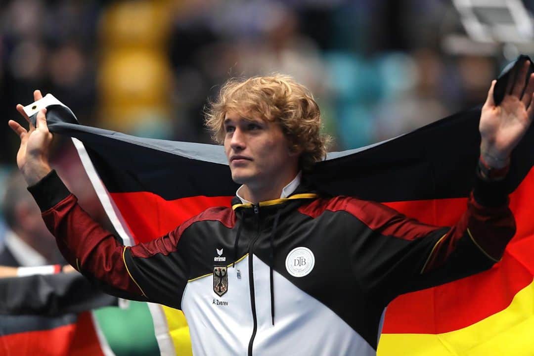 アレクサンダー・ズベレフさんのインスタグラム写真 - (アレクサンダー・ズベレフInstagram)「Ich bin stolz dass ich nicht nur deutsch bin sondern unsere Flagge überall mit stolz präsentieren darf🇩🇪 #tagderdeutscheneinheit」10月4日 2時34分 - alexzverev123