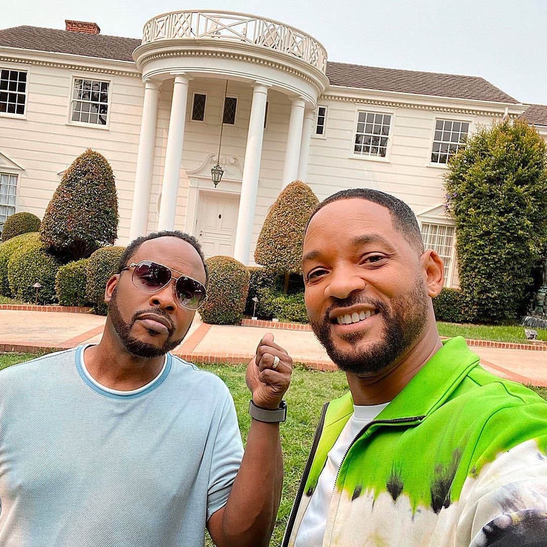 E! Onlineさんのインスタグラム写真 - (E! OnlineInstagram)「Will Smith posted the #FreshPrinceOfBelAir mansion to Airbnb and gave a tour with none other than DJ Jazzy Jeff. We looked at his kingdom, it was finally there—at the link in our bio. (📷: Instagram)」10月4日 2時34分 - enews