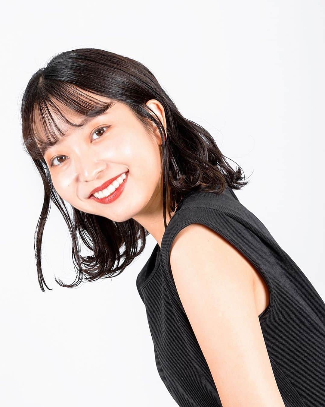 竹村夏音のインスタグラム：「みなさん宣材写真が変わりました😳🤍 もちろんもうお気づきだよね！！！？😉  撮影はDHCコミュニケーションスペース((@dhc_cs ))で撮ってもらいました！撮影中もものすごく楽しくて、ずっと笑ってました！♡ 仕上がりもめちゃくちゃお気に入りなんです🥺  投票サイトのミスコレ(( @misscolle_press ))も写真が更新されてるのでよければ6枚チェックして見て下さい☑️  みなさんの感想も聞かせて下さい〜〜っ のんポチ報告も待ってます🐻♡  #ミスコレ#ミス桜美林コンテスト2020#ミス桜美林#桜美林ミスコン#宣材写真#サロモ#サロンモデル#サロモ希望#サロモ撮影#ミスコン#いいね返し#お洒落さん#대학생#인스타그램#좋아요#셀스타그램#撮影モデル#ホワイトニング」