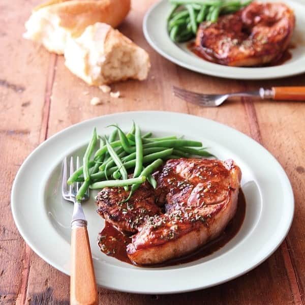 ナイジェラ・ローソンさんのインスタグラム写真 - (ナイジェラ・ローソンInstagram)「#RecipeOfTheDay is a quick supper – or, indeed, lunch – for two: Lamb with Rosemary and Port. .  To get the recipe, click on link in bio. And to do that, tap on my name, which will take you to the page that has a link on it that says “nigella.com/instagram”. When you click on that link, it will take you to a page of photographs. Click on the picture in question and it will give you the recipe! . Photograph by Lis Parsons」10月3日 17時41分 - nigellalawson