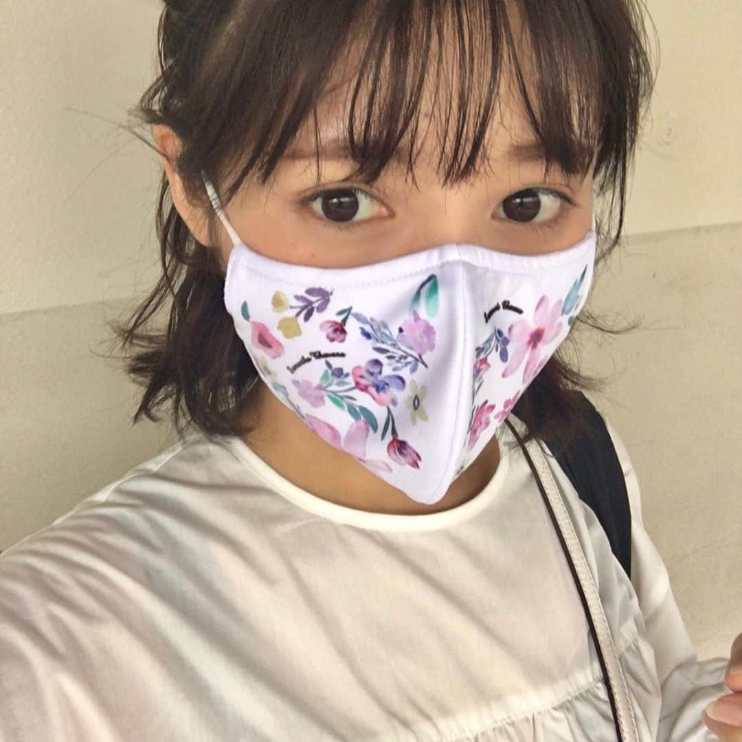 のインスタグラム：「▶︎こんばんは 🌙 : : マスクひとつでお顔まわりが華やかになりますね ❁⃘*.ﾟ : : マスクもひとつの : :アクセサリー 💎 : : になってきたのかなぁ😯✨ : : 最近は、鮮やかな柄のものがすきです☺️😷💐 : : : 今日もお疲れ様でしたっ🌟 : : #samanthathavasa」