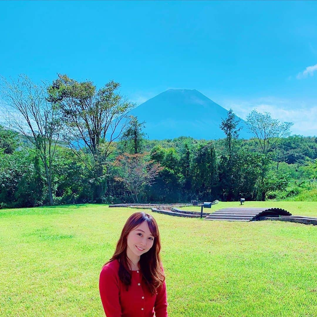 長久梨那さんのインスタグラム写真 - (長久梨那Instagram)「． 見てー❣️ もっとおっきい山見つけたー🗻 #梨那の夏休み #富士山 #富士クラシックホテル #グルメ #静岡 #景色 #絶景 #自然 #旅行 #旅 #旅女 #アナウンサー #女優 #インスタ映え #フォトジェニック #自撮り #自撮り女子 #セルフィー #セルカ #フォローミー #japan #girl #nature #photography #photooftheday #travel #trip #travelphotography #selfie #followme」10月3日 17時43分 - rinanagahisa