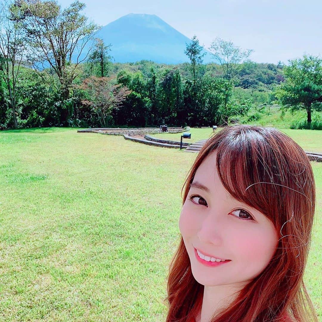 長久梨那さんのインスタグラム写真 - (長久梨那Instagram)「． 見てー❣️ もっとおっきい山見つけたー🗻 #梨那の夏休み #富士山 #富士クラシックホテル #グルメ #静岡 #景色 #絶景 #自然 #旅行 #旅 #旅女 #アナウンサー #女優 #インスタ映え #フォトジェニック #自撮り #自撮り女子 #セルフィー #セルカ #フォローミー #japan #girl #nature #photography #photooftheday #travel #trip #travelphotography #selfie #followme」10月3日 17時43分 - rinanagahisa