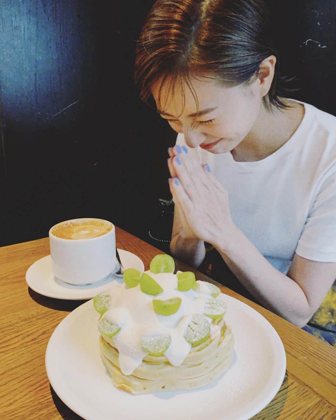 伊藤千晃さんのインスタグラム写真 - (伊藤千晃Instagram)「はぁ♡﻿ ﻿ どうして甘いものを食べるだけで﻿ こんなにも幸せになれるのか。﻿ ﻿ ﻿#パンケーキ ﻿ #シャインマスカット﻿ #女の子って﻿ #単純なんですよ﻿」10月3日 17時43分 - kikichiaki