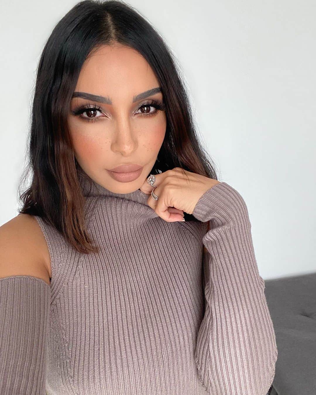 sananasのインスタグラム：「Neutrals 💁🏻‍♀️Bon week-end ma Sananas Fam ! Quoi de prévu de votre côté ? Rien n’est décidé pour moi il faut d’abord que je réussisse à trouver la motivation de lever mes fesses qui me paraissent si lourdes là tout de suite ... 😂Bon qui a deviné avec quelle palette j’ai réalisé ce make up ? Si vous trouvez je poste le tuto 😉 PS : Hier je vous ai posté une nouvelle vidéo dans laquelle je teste le tout nouveau fond de teint Too Faced toute une journée ! Lien dans la bio 😘  Faux cils Ameni de chez @salimaalianiofficial 👁」