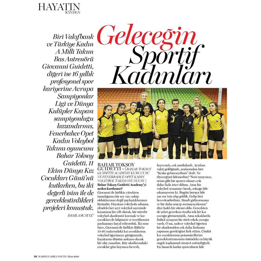 バハル・トクソイのインスタグラム：「Bahar Toksoy Guidetti Akademi ve Yarının Sultanları projelerinden bahsederken her seferinde içim titriyor. Kız çocuklarını spor aracılığıyla güçlendirmek ve dezavantajlı bölgelerdeki kız çocuklarının maruz kaldığı fırsat eşitsizliğinin önüne geçebilmek adına attığımız adımlara yer veren @marieclairetr ekibine çok teşekkür ederiz. Paylaştıkça, güçleniyoruz. 👧🏻 🏐 - Yayın Yönetmeni: @handetokmak Röportaj: @damla.suay」